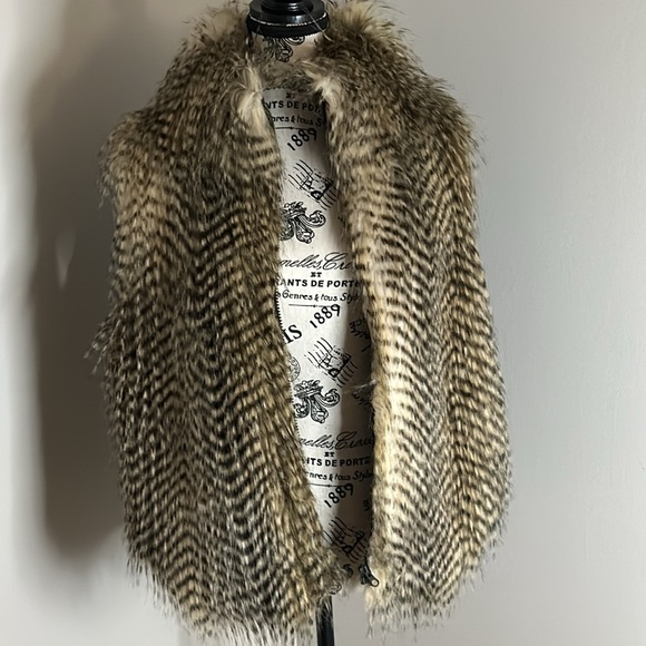 Faux Fur Vest in Black and Brown - Picture 3 of 15